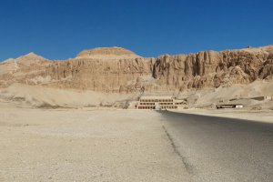 Photo taken at Tarik Al Sheikh Agwa, Al Qarnah, Luxor, Luxor Governorate, Egypt with LGE Nexus 5