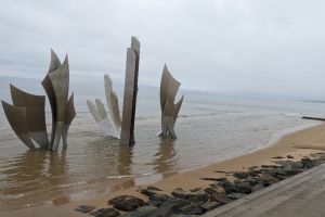 Photo taken at Monument Signal - Omaha Beach, Rue Bernard Anquetil, Les Moulins, Saint-Laurent-sur-Mer, Bayeux, Calvados, Normandy, Metropolitan France, 14710, France with Google Pixel 5