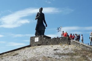 Photo taken at Monument to the women of Zagori, Μεταμόρφωσης - Ασπραγγέλων, Ασπράγγελοι, Zagori Municipality, Ioannina Regional Unit, Epirus, Epirus and Western Macedonia, 440 07, Greece with Samsung SM-J600FN