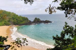 Photo taken at Praia do Sancho, Trilha Sancho, Vila Floresta Nova, Fernando de Noronha, Microrregião de Fernando de Noronha, Mesorregião Metropolitana de Recife, Pernambuco, Northeast Region, 53990-000, Brazil with OnePlus ONEPLUS A6003