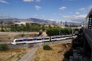 Photo taken at Hilal Mahallesi, Hilal Metro İstasyonu, 35170 Buca Osb/Konak/İzmir, Turkey with SONY DSC-HX90V