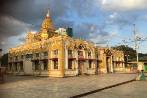 Photo taken at Heavy-Duty Vehicle Commercial Bypass Road, Ye Yeik Thar Ward, Botahtaung, Yangon City, Yangon, 11161, Myanmar with Apple iPhone 6s