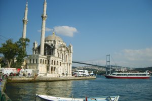 Photo taken at Ortaköy Camii, Vapur İskelesi Sokak, 34200 Beşiktaş/İstanbul with Samsung Techwin Digimax S500 / Kenox S500 / Digimax Cyber 530