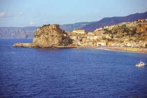 Photo taken at Via Omiccioli Lungomare di Scilla, 30, 89058 Scilla RC, Italy with Nikon LS-4000