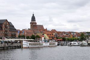 Photo taken at Heinos Fischerstuv, Waren Hafen, Werdersiedlung, Waren (Müritz), Mecklenburgische Seenplatte, Mecklenburg-Vorpommern, 17192, Germany with Canon EOS 6D