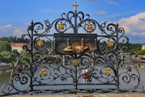 Photo taken at Charles Bridge, Lesser Town, Prague, okres Hlavní město Praha, Hlavní město Praha, Prague, 11665, Czech Republic with Canon EOS 6D