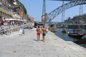 Photo taken at Largo dos Arcos da Ribeira, 4000 Porto, Portugal with Canon PowerShot SX260 HS