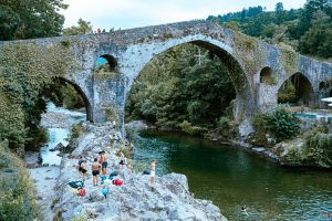 Photo taken at Mirador del Puente Romano, Carretera Nacional León a Santander por Cangas de Onís, Prestín, La Güera Deu, Parres, Asturias, 33550, Spain with SONY ILCE-7C