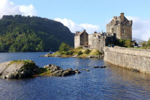 Photo taken at Eilean Donan Visitor's Centre, A87, Totaig, Dornie, Highland, Scotland, IV40 8DX, United Kingdom with LG Electronics VS996