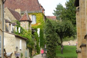 Photo taken at 14-16 Place du Peyrou, 24200 Sarlat-la-Canéda, France with NIKON COOLPIX P100