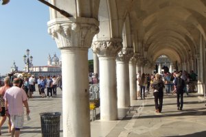 Photo taken at Riva degli Schiavoni, 4195, 30122 Venezia, Italy with FUJIFILM FinePix REAL 3D W3