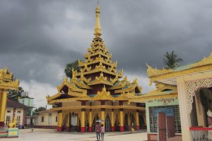 Photo taken at Shwe Maw Daw Pagoda, Pagoda Rd, Bago, Myanmar (Burma) with OLYMPUS E-M5