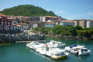 Photo taken at Portu Kalea, 1, 48360 Mundaka, Bizkaia, Spain with Panasonic DMC-FS7